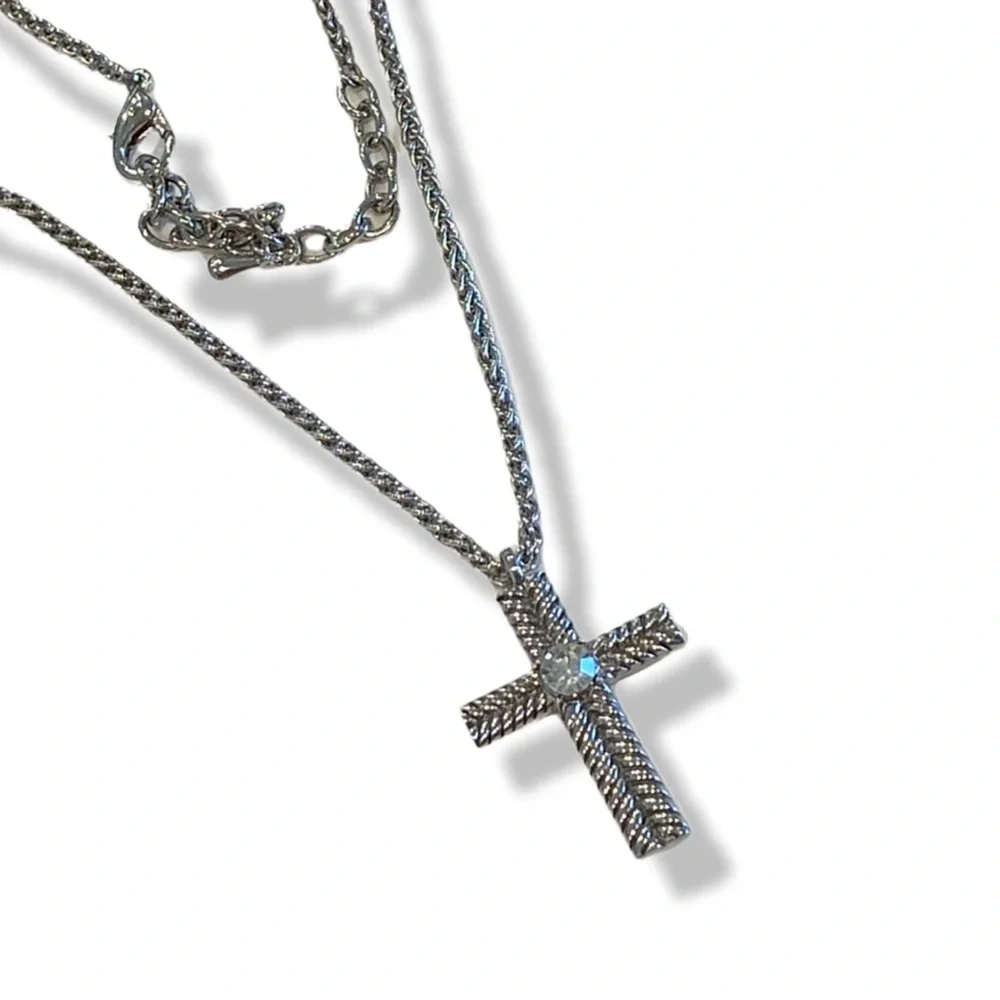 Clearance sale - Vintage Silver Tone Cross Pendant Necklace 18-21”